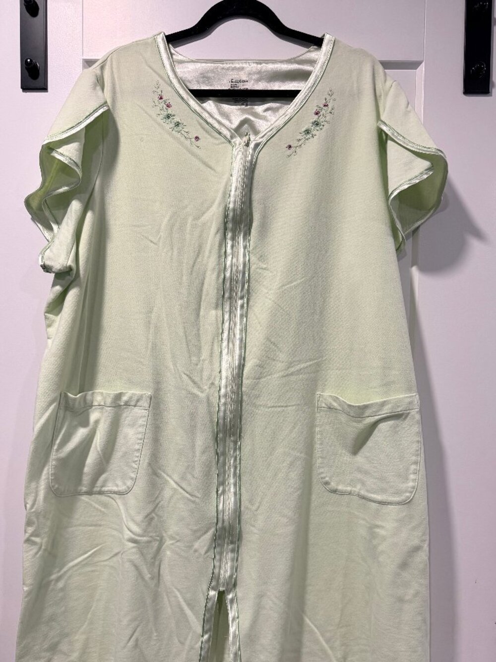 Vintage Secret Treasures Floral Embroidered Short-Sleeve Zip-Front Robe